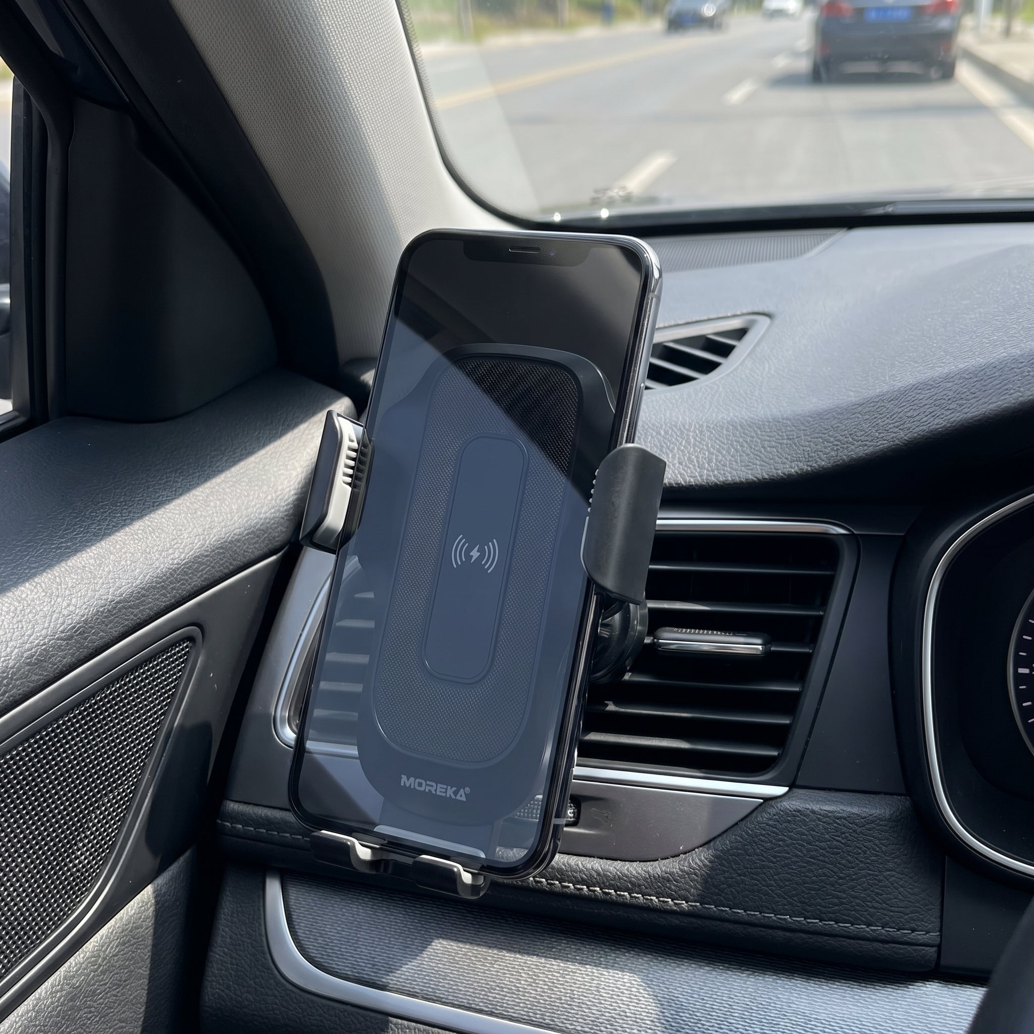 Soporte de Coche con Carga Inalámbrica Rápida Moreka ZJ-021 15W Sujeción Automática Inteligente y Clip para Rejilla de Ventilación - Imagen 7